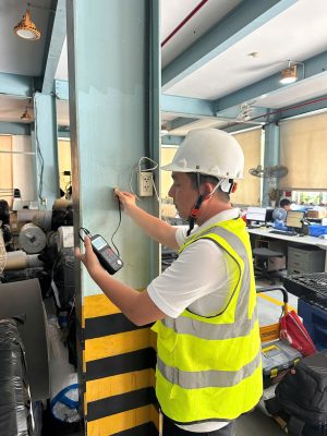 Kỹ sư kiểm định kiểm tra hiện trạng cột và hệ kết cấu nhà xưởng phục vụ kiểm định audit nhà máy.