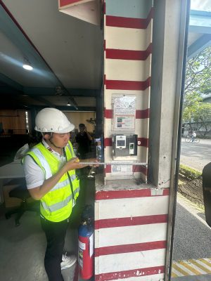 Kỹ sư kiểm định kiểm tra hiện trạng kết cấu cột nhà xưởng tại khu vực sản xuất phục vụ audit nhà máy.