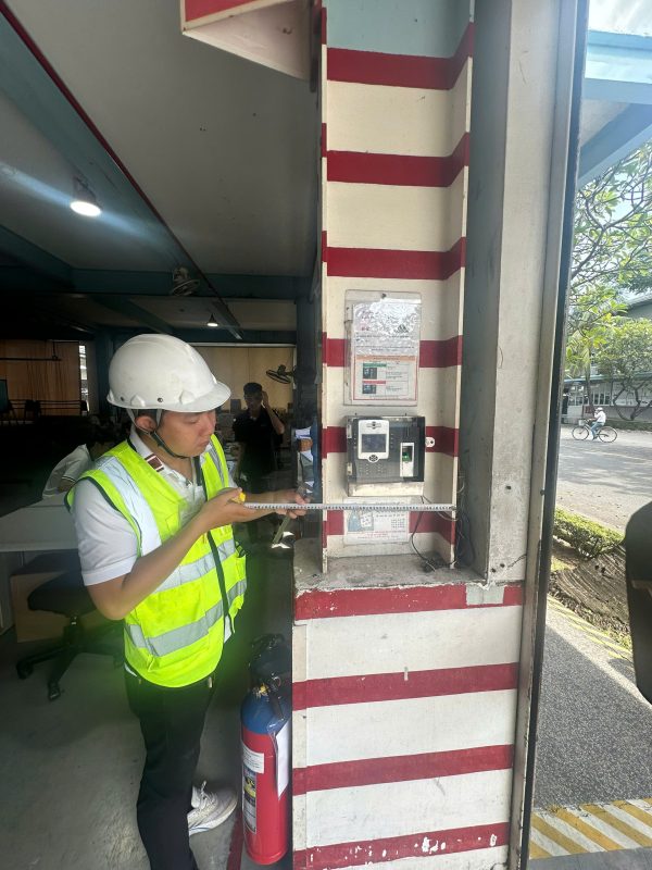 Kỹ sư kiểm định kiểm tra hiện trạng kết cấu cột nhà xưởng tại khu vực sản xuất phục vụ audit nhà máy.