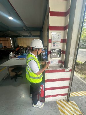 Kỹ sư kiểm định kiểm tra hiện trạng kết cấu cột nhà xưởng tại khu vực sản xuất phục vụ audit nhà máy.