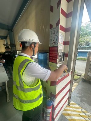 Kỹ sư kiểm định kiểm tra hiện trạng kết cấu cột nhà xưởng phục vụ kiểm định audit nhà máy.