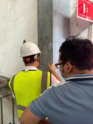Kỹ sư kiểm định khảo sát hiện trạng kết cấu cột và dầm nhà xưởng phục vụ kiểm định audit nhà máy.