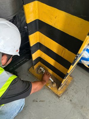 Kỹ sư kiểm định kiểm tra hiện trạng chân cột nhà xưởng tại khu vực va chạm phục vụ audit nhà máy.