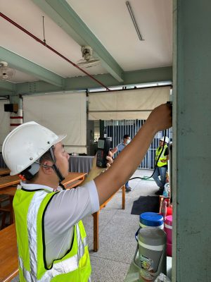 Kỹ sư kiểm định kiểm tra hiện trạng dầm và kết cấu phía trên nhà xưởng phục vụ audit nhà máy.