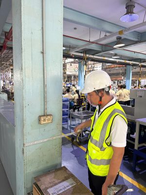 Kỹ sư kiểm định kiểm tra hiện trạng kết cấu cột nhà xưởng trong quá trình audit nhà máy.