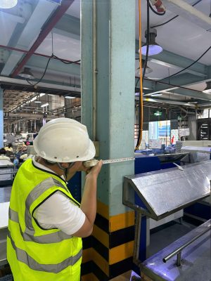 Kỹ sư kiểm định kiểm tra hiện trạng cột và khu vực sản xuất nhà xưởng phục vụ audit nhà máy.