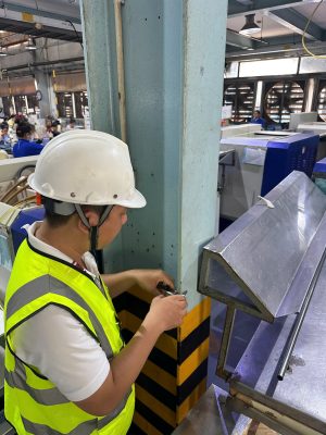 Kỹ sư kiểm định đo đạc và ghi nhận hiện trạng kết cấu cột nhà xưởng phục vụ audit nhà máy.