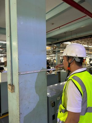 Kỹ sư kiểm định kiểm tra hiện trạng kết cấu cột nhà xưởng trong quá trình đánh giá chất lượng công trình.