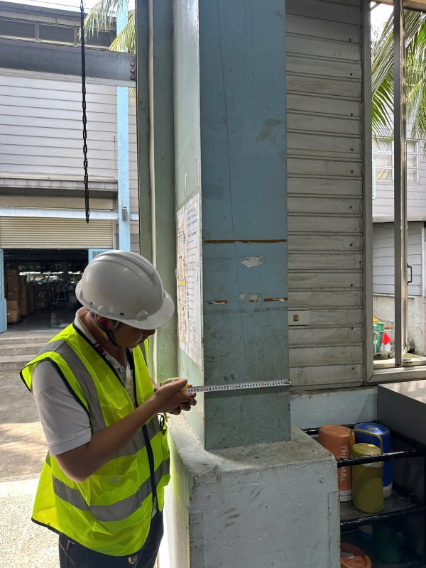 Kỹ sư kiểm định kiểm tra hiện trạng kết cấu cột nhà xưởng trong quá trình đánh giá chất lượng công trình.