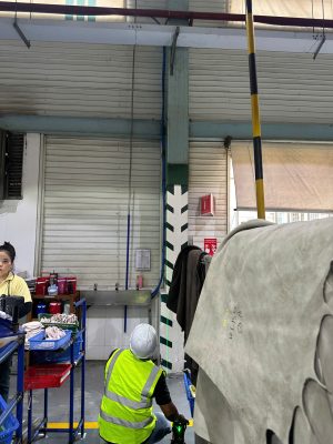 Kỹ sư kiểm định kiểm tra hiện trạng chân cột bê tông trong nhà xưởng.