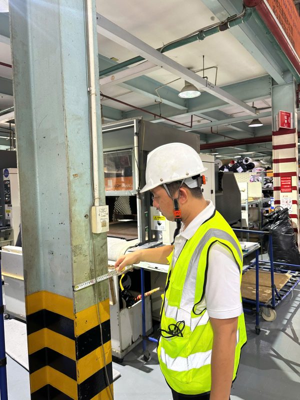 Kỹ sư kiểm định đánh giá hiện trạng cột kết cấu trong nhà xưởng đang vận hành.