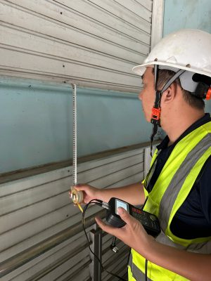 Kiểm tra hiện trạng tường bao nhà xưởng trong quá trình kiểm định chất lượng công trình.