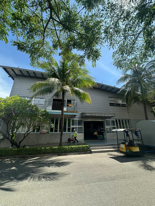 Toàn cảnh bên ngoài nhà xưởng trước khi thực hiện kiểm định chất lượng công trình.