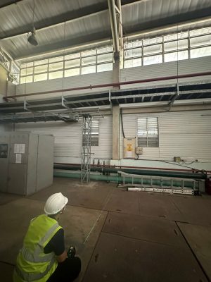 Toàn cảnh khu vực sản xuất bên trong nhà xưởng trong quá trình kiểm định chất lượng công trình.