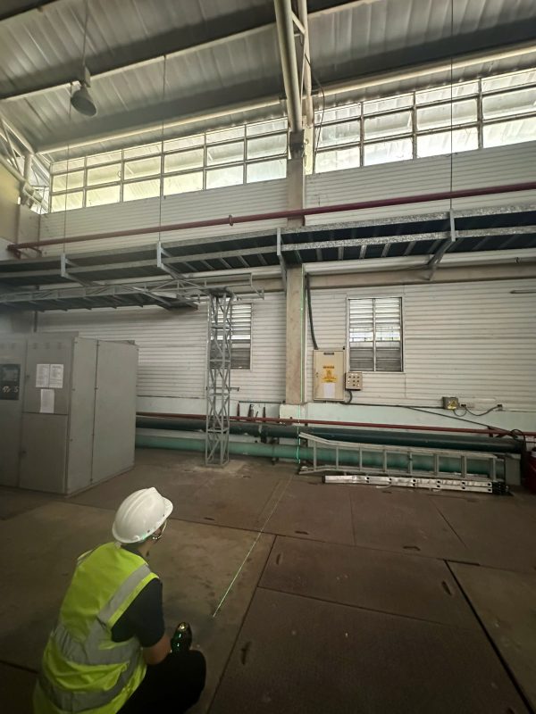 Toàn cảnh khu vực sản xuất bên trong nhà xưởng trong quá trình kiểm định chất lượng công trình.