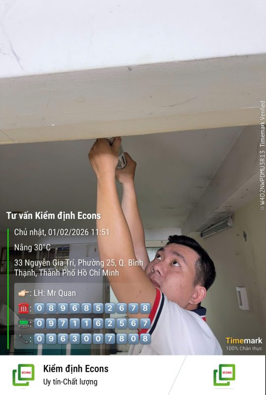 Kỹ sư thực hiện kiểm định hiện trạng chất lượng công trình nhà xưởng tại hiện trường.