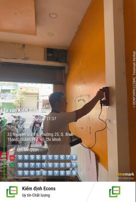 Kỹ sư kiểm định kiểm tra hiện trạng trần bê tông công trình trong quá trình đánh giá chất lượng xây dựng.