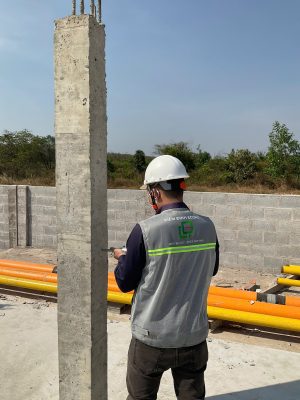 Thí nghiệm súng bật nẩy kiểm tra cường độ bê tông cột tại công trình xây dựng.