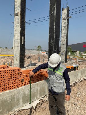 Kiểm tra kích thước hình học cột bê tông tại công trình xây dựng.