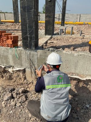 Kiểm tra hiện trạng kết cấu móng và chân cột bê tông tại công trình xây dựng.