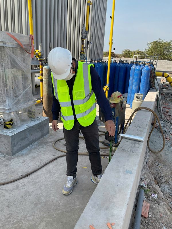 Kỹ sư kiểm định khảo sát hiện trạng móng và sàn bê tông tại công trình xây dựng.