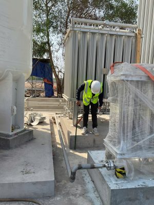 Kỹ sư kiểm định khảo sát hiện trạng khu vực thi công công trình xây dựng.