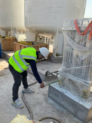 Kỹ sư kiểm định kiểm tra hiện trạng khu vực kỹ thuật trong nhà xưởng.