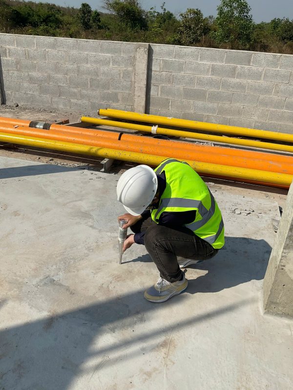 Kỹ sư kiểm định đo kiểm nền bê tông nhà xưởng bằng thiết bị chuyên dụng.