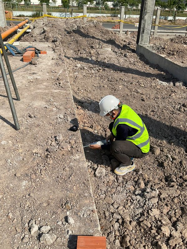 Kỹ sư kiểm định đo kiểm nền móng nhà xưởng tại hiện trường.