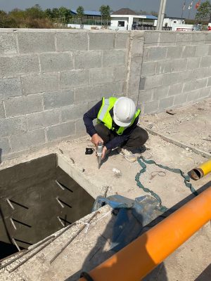 Kỹ sư thực hiện kiểm định định kỳ nền móng nhà xưởng tại hiện trường.