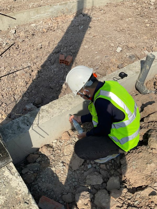 Kiểm tra bê tông đà kiềng trong quá trình kiểm định định kỳ nhà xưởng.