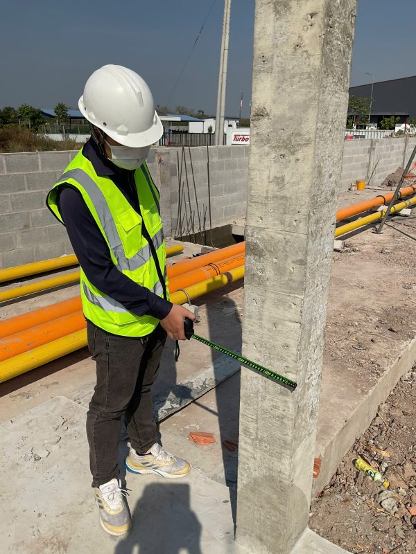 Đo kiểm tra kích thước hình học cột bê tông trong kiểm định định kỳ nhà xưởng.