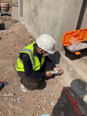 Kiểm tra chất lượng bê tông tại hiện trường trong quá trình kiểm định công trình.