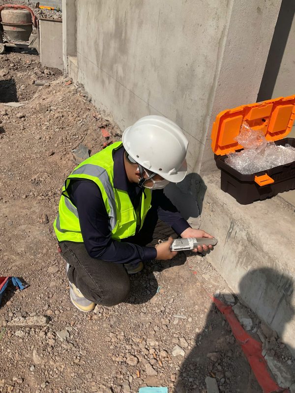 Kiểm tra chất lượng bê tông tại hiện trường trong quá trình kiểm định công trình.