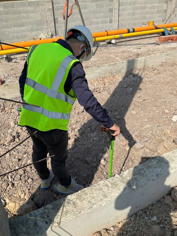 Đo kiểm kích thước đà kiềng bê tông trong quá trình kiểm định công trình.