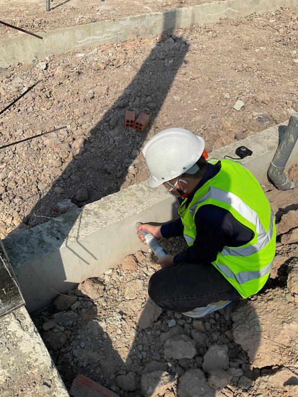 Kiểm tra chất lượng bê tông đà kiềng trong quá trình kiểm định công trình.