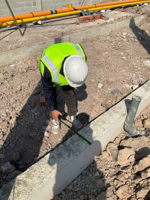 Kiểm tra kích thước đà kiềng bê tông trong kiểm định chất lượng công trình nhà xưởng.