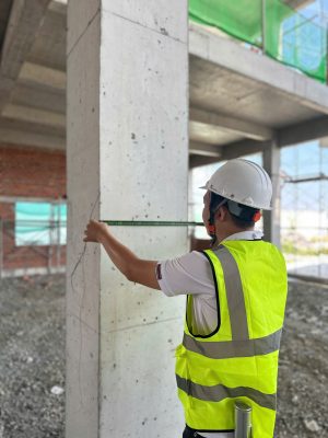 Đo kích thước kết cấu bê tông trong quá trình kiểm định chất lượng công trình.