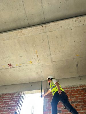 Kiểm tra hiện trạng bề mặt bê tông kết cấu trong quá trình kiểm định chứng nhận an toàn công trình.