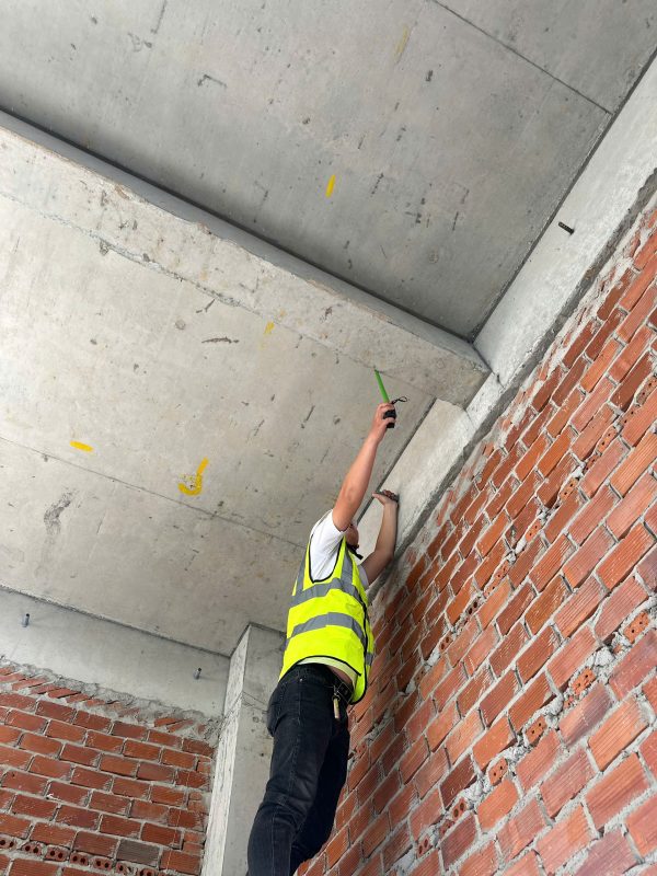 Đo kiểm kích thước kết cấu cột bê tông trong quá trình tư vấn kiểm định an toàn nhà xưởng.