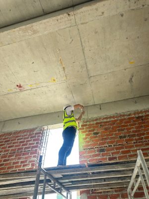 Kiểm định hiện trạng trần bê tông nhà xưởng và đánh dấu vị trí khảo sát kết cấu.