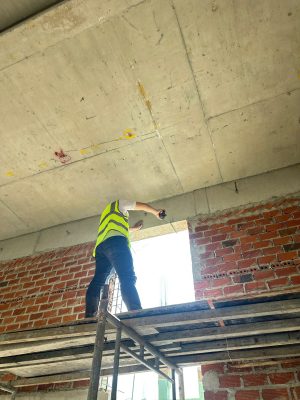 Kiểm tra cường độ bê tông trần nhà xưởng bằng phương pháp khảo sát hiện trạng.