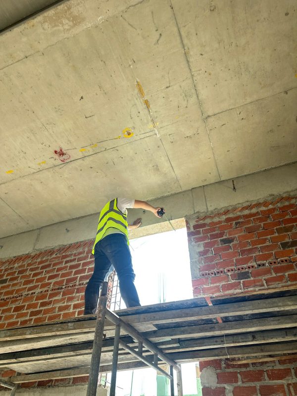 Kiểm tra cường độ bê tông trần nhà xưởng bằng phương pháp khảo sát hiện trạng.