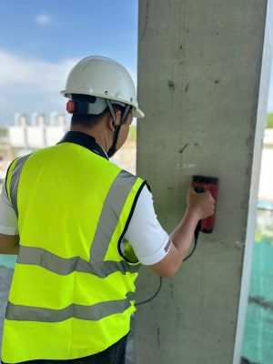 Dò siêu âm thép xác định vị trí và đường kính cốt thép trong bê tông tại nhà xưởng.