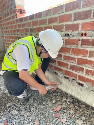 Kiểm tra cường độ bê tông đà kiềng bằng phương pháp không phá hủy tại công trình nhà xưởng.