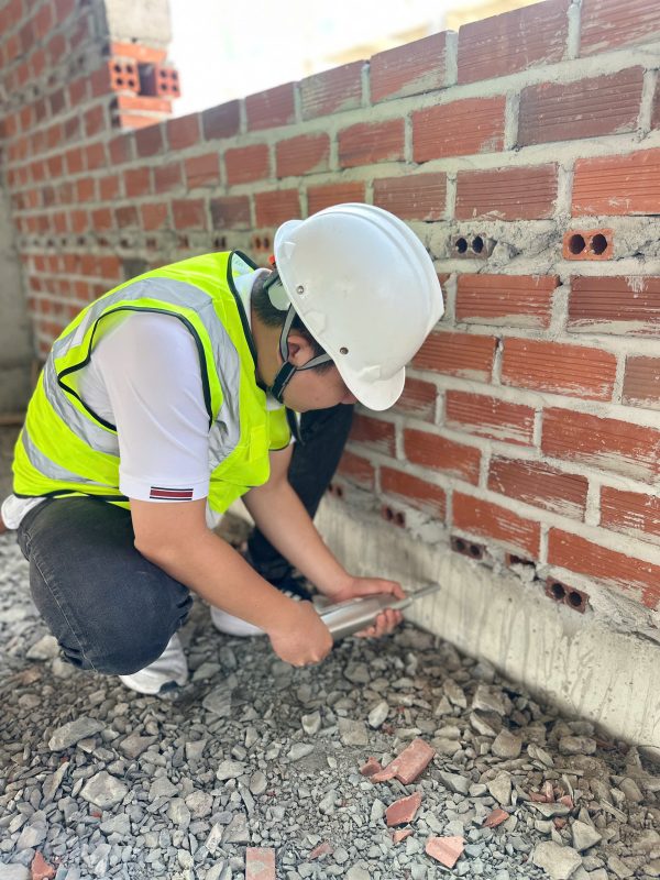 Kiểm tra cường độ bê tông đà kiềng bằng phương pháp không phá hủy tại công trình nhà xưởng.