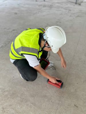 Kiểm tra lớp bê tông bảo vệ cốt thép bằng máy dò thép tại công trình nhà xưởng.