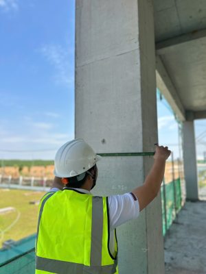 Đo kiểm tra kích thước hình học cột bê tông tại công trình nhà xưởng.
