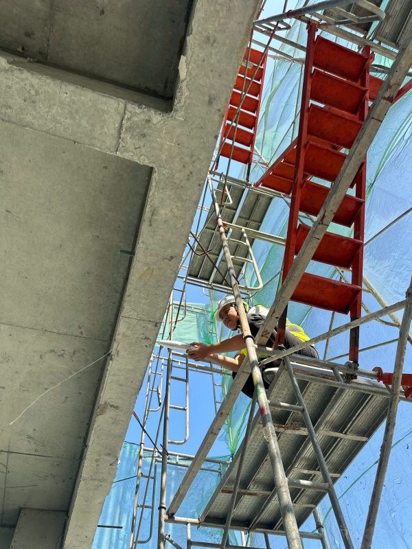 Kỹ sư kiểm định đang kiểm tra cường độ bê tông dầm sàn công trình.