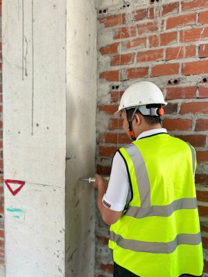 Kiểm định hiện trạng tường gạch và cột bê tông nhà xưởng phục vụ chứng nhận an toàn chịu lực.